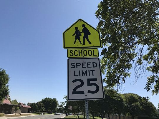speed limit 10の意味は?キロ、マイルどっち?答えはコチラ!