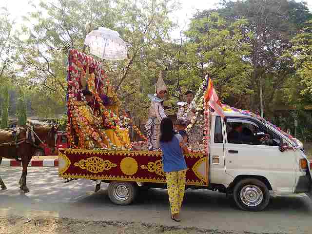 【ミャンマー】バガンのお祭り！華やかなパレードの写真ギャラリー